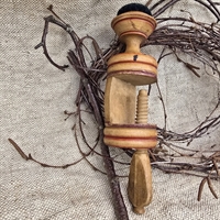 naalepude-paa-skruetvinge-lyst-trae-roed-decoration-gammelt-sytilbehoer